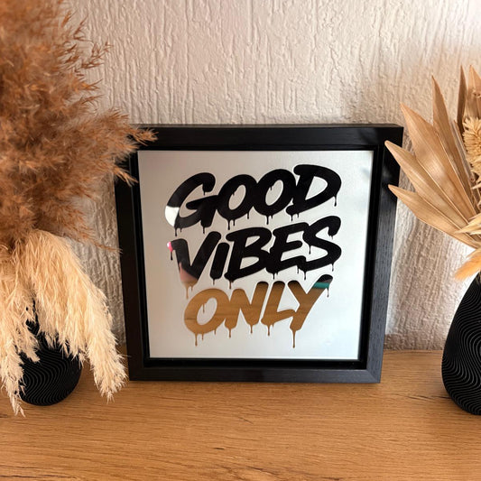 Spiegelbild im Graffiti-Stil „Good Vibes Only“ | 24 x 24 cm | Handgefertigt