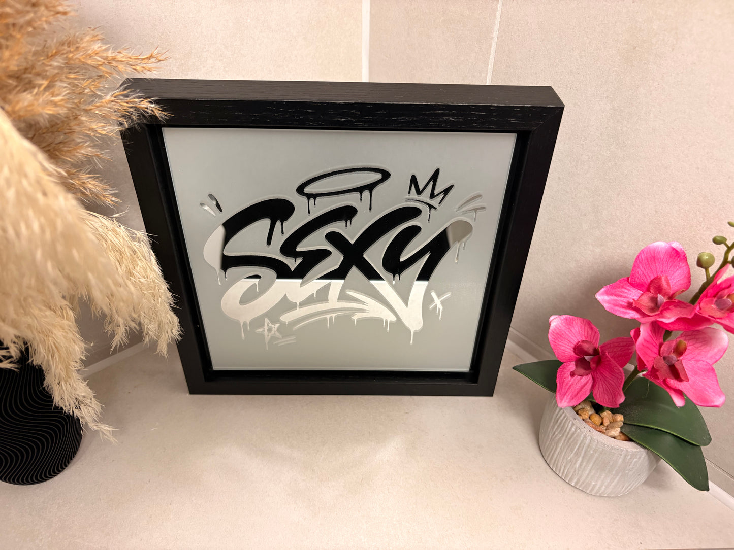 Spiegelbild im Graffiti-Stil „ SEXY“ | 24 x 24 cm | Handgefertigt