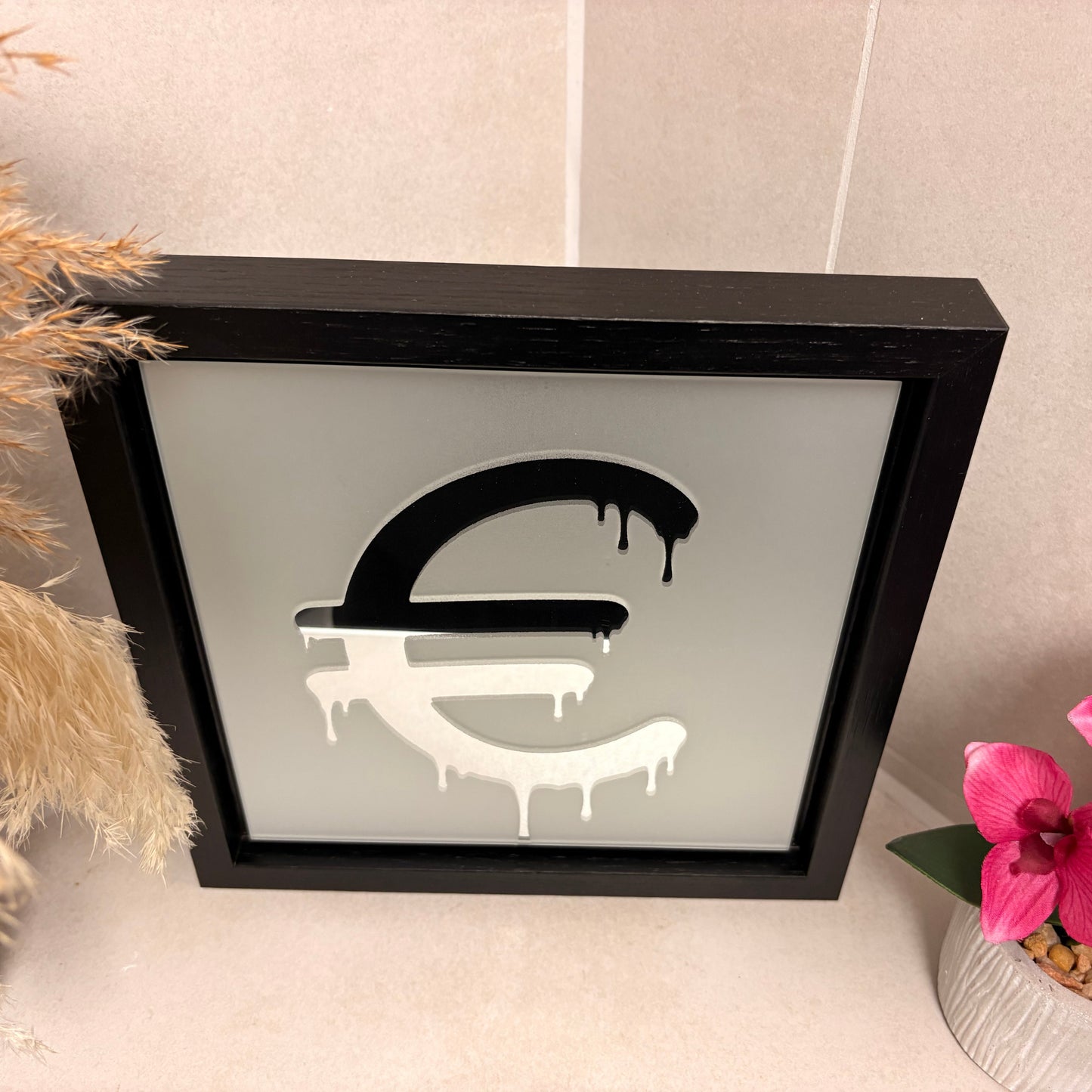 Spiegelbild im Graffiti-Stil „ €“ | 24 x 24 cm | Handgefertigt