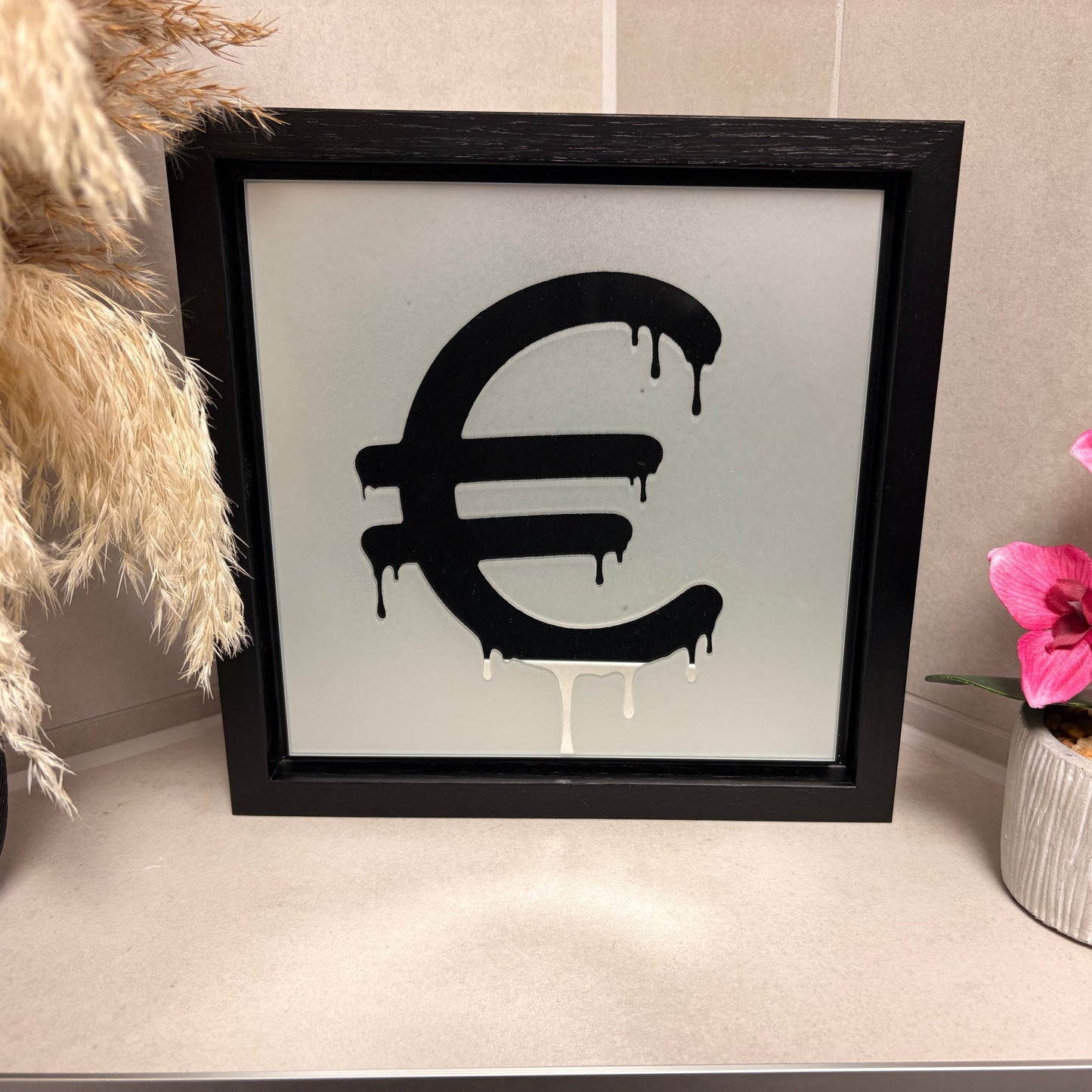 Spiegelbild im Graffiti-Stil „ €“ | 24 x 24 cm | Handgefertigt