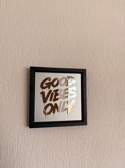 Spiegelbild im Graffiti-Stil „Good Vibes Only“ | 24 x 24 cm | Handgefertigt
